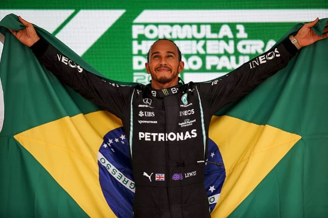 Lewis Hamilton fará parte da equipe Ferrari a partir de 2025